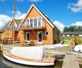 Peaceful holiday home in Horning with docking space