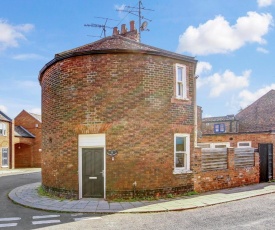 The Little Round House, entire house in town centre, sleeps 4