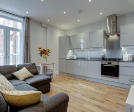 Ideal for contractors discounted longer stays Apartment Near Rail Station & Access to City Views