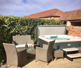 Chestnut Barn, North Norfolk with private hot tub & close to beaches