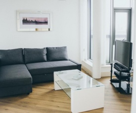 Serviced Apartment In Liverpool City Centre - Superb Views - Free Parking - Balcony - by Happy Days
