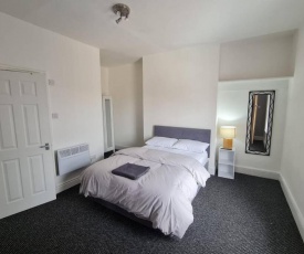Edinburgh Road Guest House. 5 bed house in heart of liverpool, sleeps 10