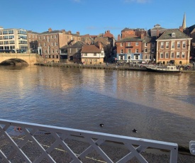 Luxury Apartment Woodsmill View - on the river - with balcony - Recently refurbished