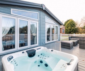 Sutton Lodge with Hot Tub