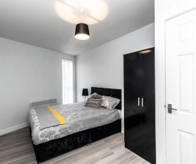 Air Host and Stay - Apartment 8 Barall Court - Sleeps 6 minutes from LFC free parking