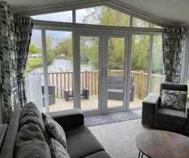 2 Bed Beautiful and Tranquil Lakeside Lodge