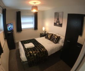 5 bedrooms, 2 Reception Rooms, 2 Shower Rooms, Sleeps up to 7, Parking, Free WiFi & Netflix, Large Garden