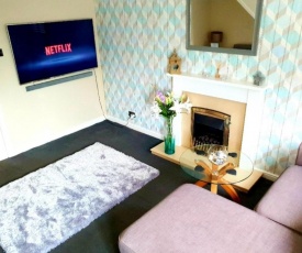 WIRRAL HOME WITH NETFLIX, 60in TV, SUPERFAST WIFI, PARKING, NEAR LPOOL