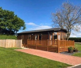 Charming 2-Bed Lodge with Hot tub in Morpeth
