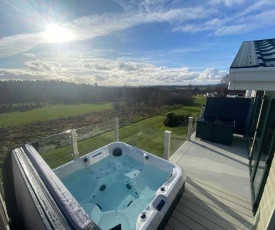Hot Tub Lodge with Panoramic Views & Free Golf