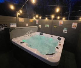 Tigers Wood - luxury hot tub lodge with free golf for guests