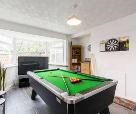 Hollington House with Games room, Parking and Gardens