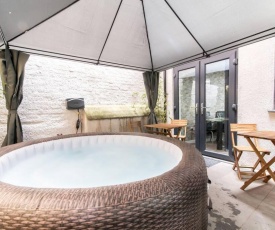 Luxury Hot Tub Apartment + 3 Double Bedrooms and Pool Table