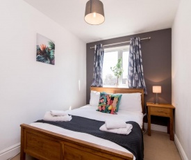 Lambley Hideaway - Spacious Apartment with Parking