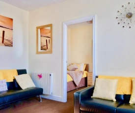 EXTREMELY SPACIOUS FLAT on two platforms Opposite Retford TRAIN STATION, Close to TOWN & Near A1